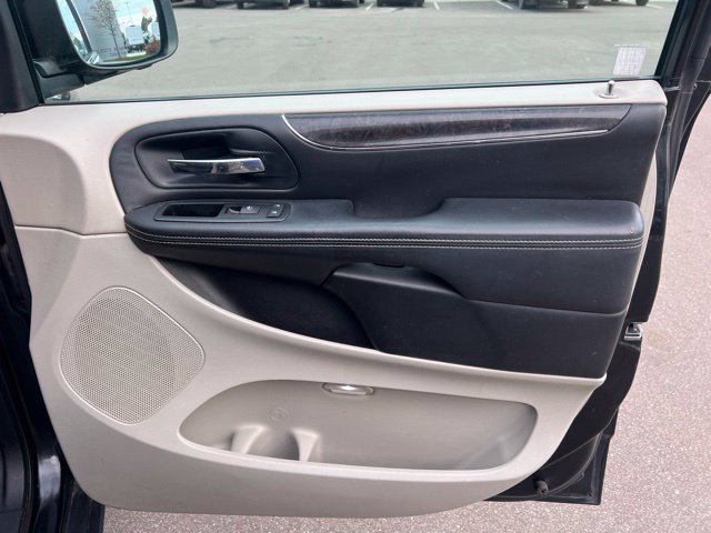 Used 2013 Chrysler Town & Country Limited w/ Luxury Group FWD image 10