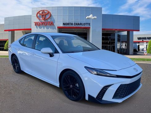 Used 2025 Toyota Camry SE image 1