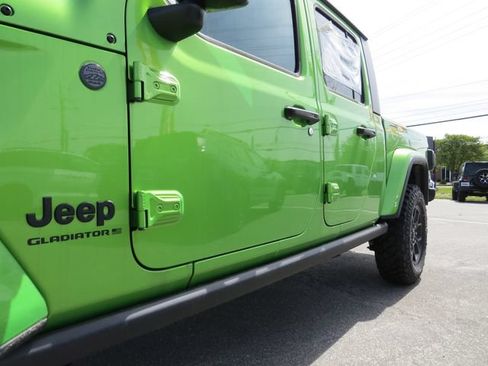 Used 2025 Jeep Gladiator Sport AWD/4WD image 12