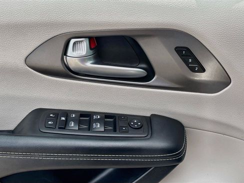 Used 2023 Chrysler Pacifica Touring-L FWD image 17