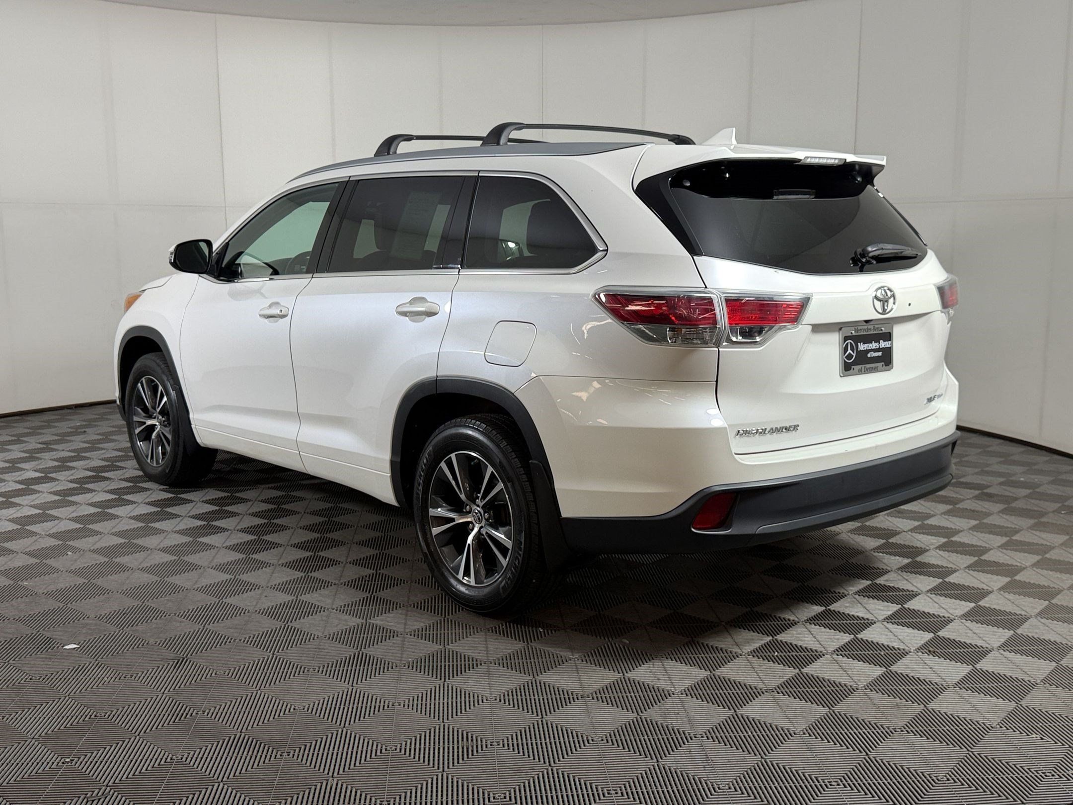 Used 2016 Toyota Highlander XLE AWD/4WD image 3