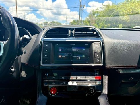 Used 2017 Jaguar F-PACE R-Sport image 16