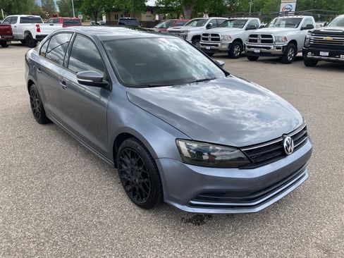 Used 2017 Volkswagen Jetta SE FWD image 4