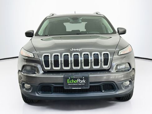Used 2016 Jeep Cherokee Latitude AWD/4WD image 2