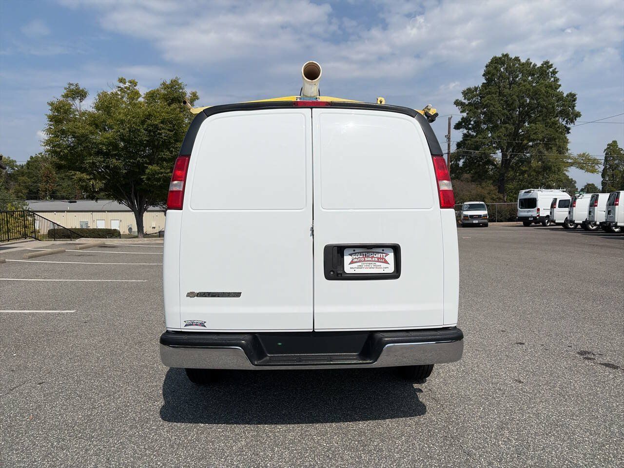 Used 2022 Chevrolet Express 2500 w/ Driver Convenience Package RWD image 8