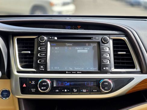 Used 2017 Toyota Highlander Limited Platinum AWD/4WD image 27