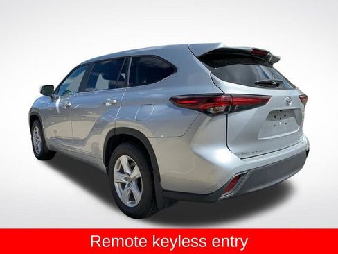 Used 2025 Toyota Highlander LE AWD/4WD image 5