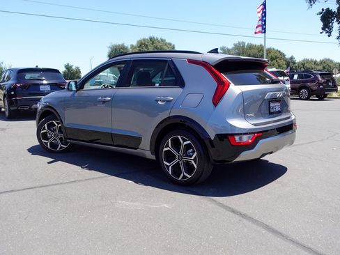 Used 2024 Kia Niro EX Touring FWD image 9