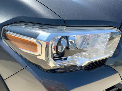 Used 2020 Toyota Tacoma TRD Off-Road AWD/4WD image 25