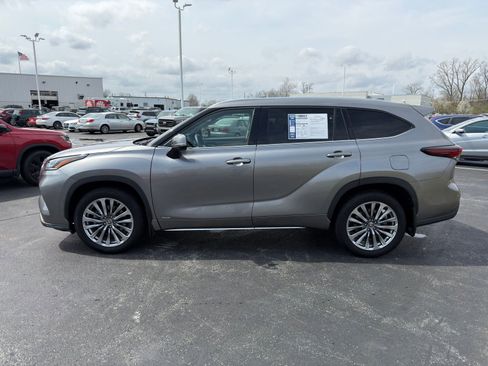 Used 2025 Toyota Highlander Limited image 3