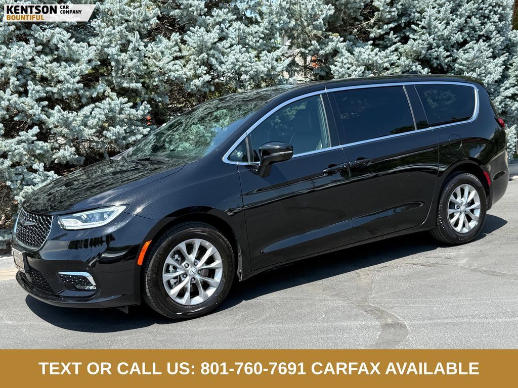 Used 2026 Chrysler Pacifica Limited FWD image 1