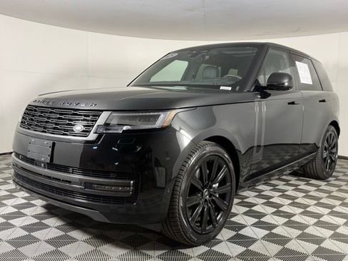 Used 2025 Land Rover Range Rover SE image 2