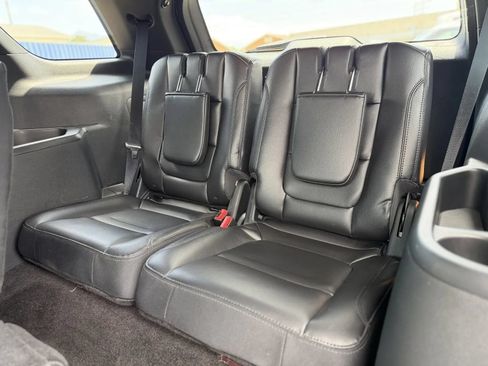 Used 2018 Ford Explorer XLT w/ Equipment Group 202A AWD/4WD image 17