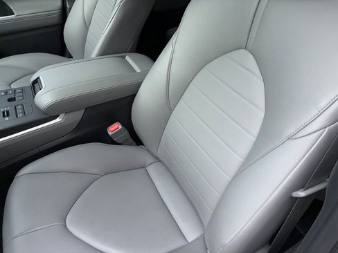 Used 2024 Toyota Highlander XLE image 17