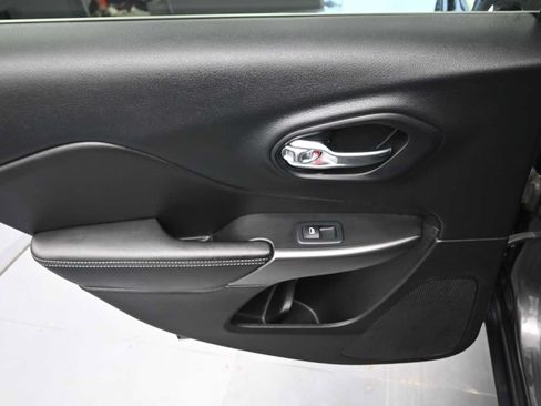 Used 2019 Jeep Cherokee Limited AWD/4WD image 16