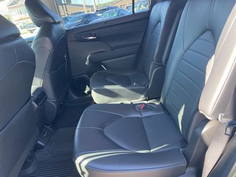 Used 2021 Toyota Highlander XLE image 10