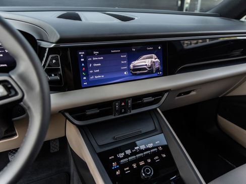 Certified 2025 Porsche Macan Electric image 28