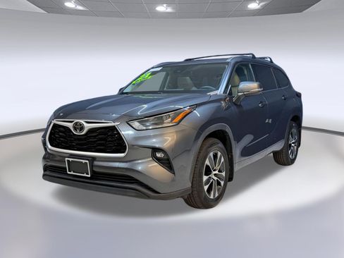 Used 2021 Toyota Highlander XLE AWD/4WD image 1