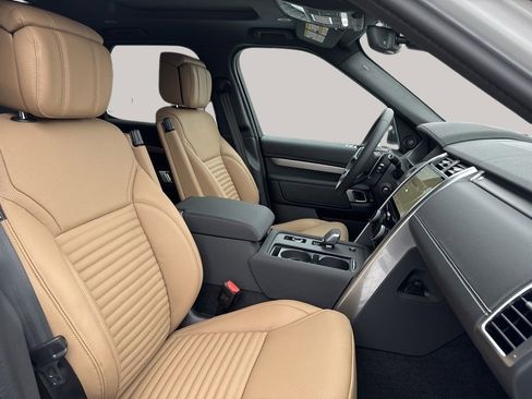 New 2024 Land Rover Discovery Dynamic SE image 17