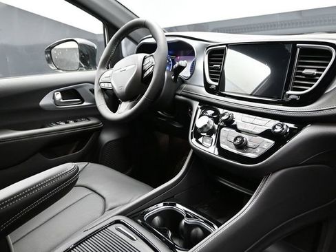 New 2026 Chrysler Pacifica Limited FWD image 14