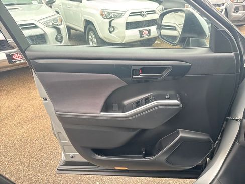 Used 2023 Toyota Highlander LE image 33