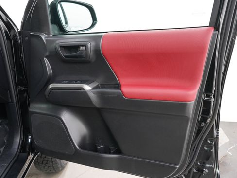 Used 2022 Toyota Tacoma SR5 AWD/4WD image 12