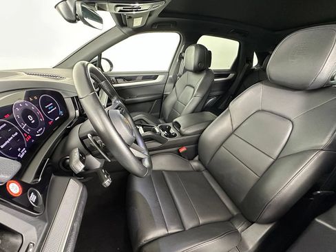 Certified 2024 Porsche Cayenne w/ Premium Package Plus (PFM) AWD/4WD image 5