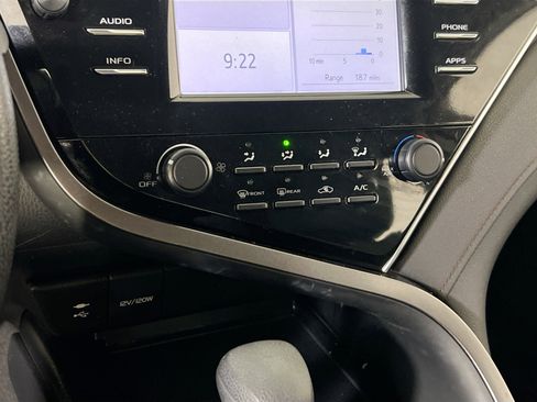 Used 2018 Toyota Camry LE image 15