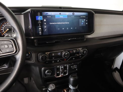 Used 2025 Jeep Gladiator Sport AWD/4WD image 5