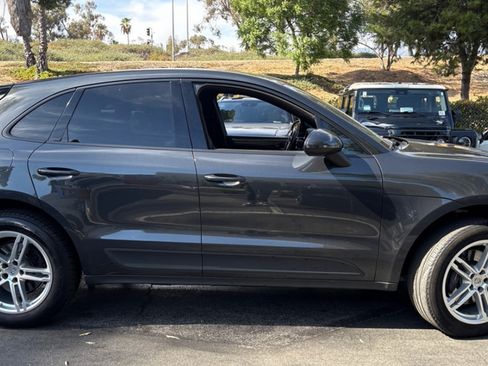 Used 2018 Porsche Macan AWD/4WD image 3