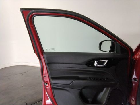 Used 2022 Jeep Compass Limited image 27