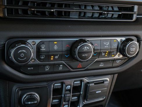 Used 2025 Jeep Gladiator Sport AWD/4WD image 19