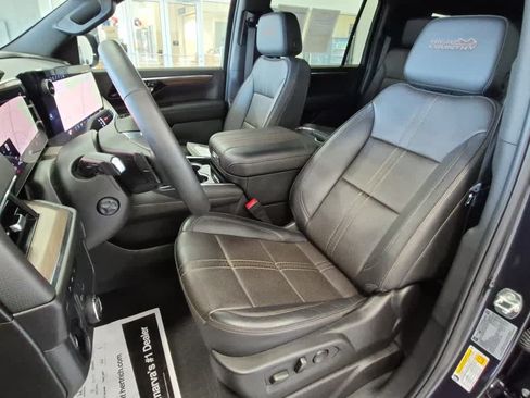Used 2025 Chevrolet Suburban High Country AWD/4WD image 15