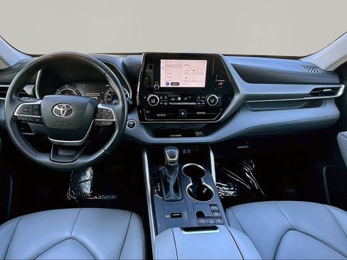 Used 2024 Toyota Highlander XLE AWD/4WD image 8