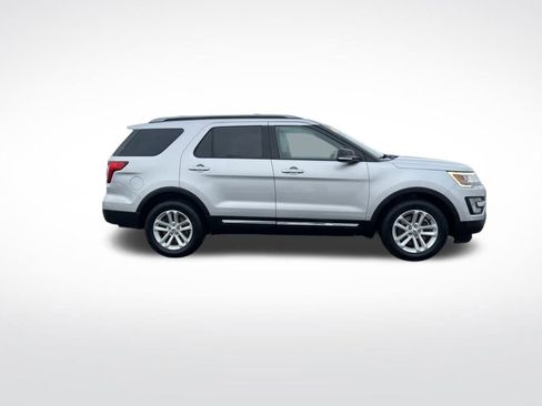 Used 2017 Ford Explorer XLT w/ Equipment Group 202A image 6
