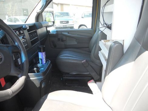 Used 2011 GMC Savana 3500 RWD image 17