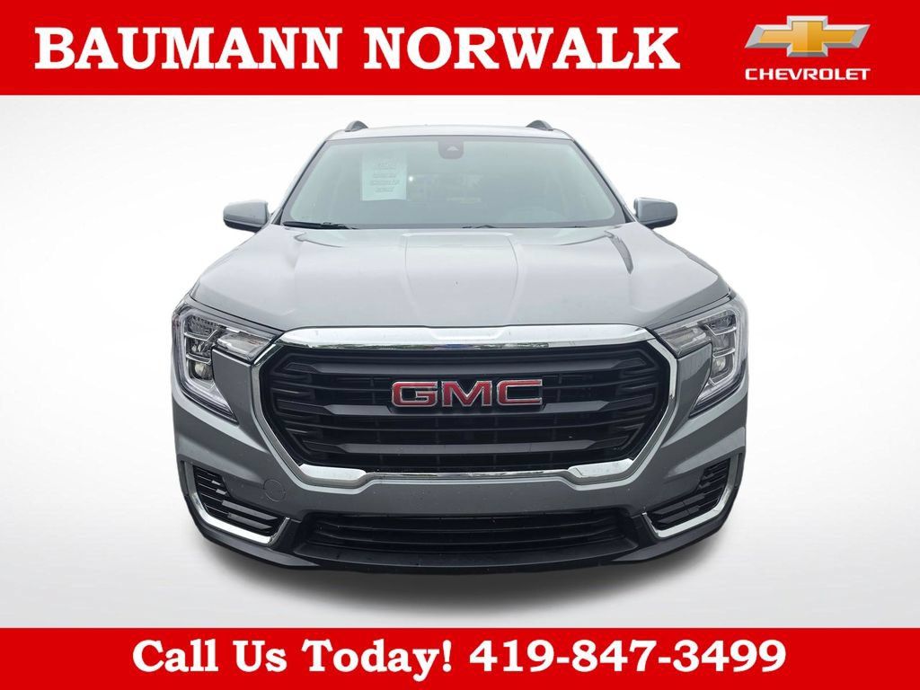 Used 2024 GMC Terrain SLE w/ Driver Convenience Package FWD image 3