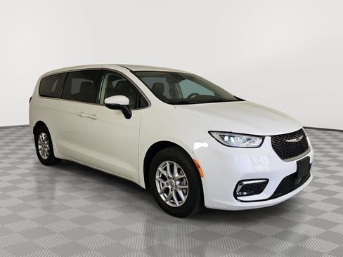 Used 2023 Chrysler Pacifica Touring-L FWD image 2