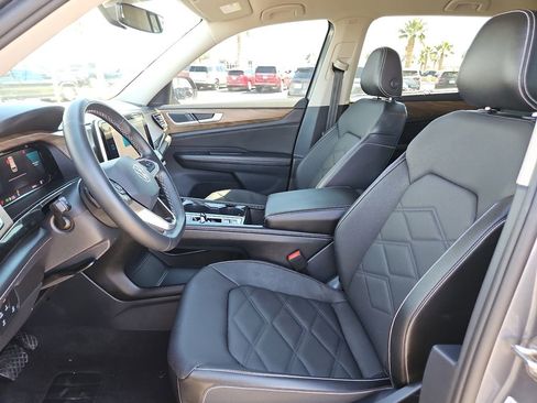 Used 2025 Volkswagen Atlas SE image 12