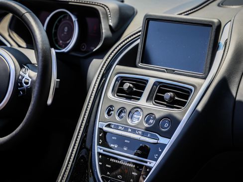 Used 2022 Aston Martin DB11 Coupe RWD image 26