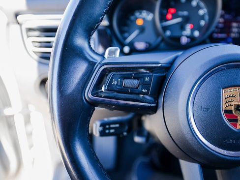 Certified 2022 Porsche Macan image 17