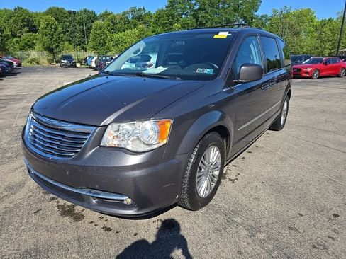Used 2016 Chrysler Town & Country Touring FWD image 3