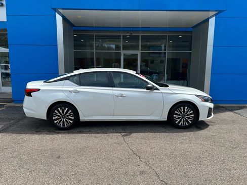 Used 2025 Nissan Altima 2.5 SV image 4