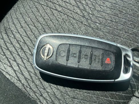Used 2025 Nissan Rogue SV FWD image 27