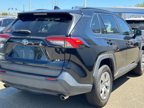 Used 2021 Toyota RAV4 LE FWD image 4