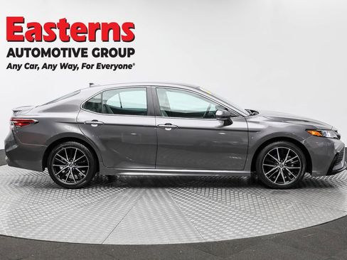 Used 2023 Toyota Camry SE image 4