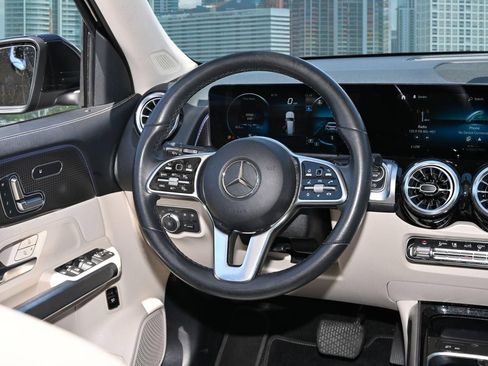Used 2022 Mercedes-Benz GLB 250 w/ Premium Package Lite image 22