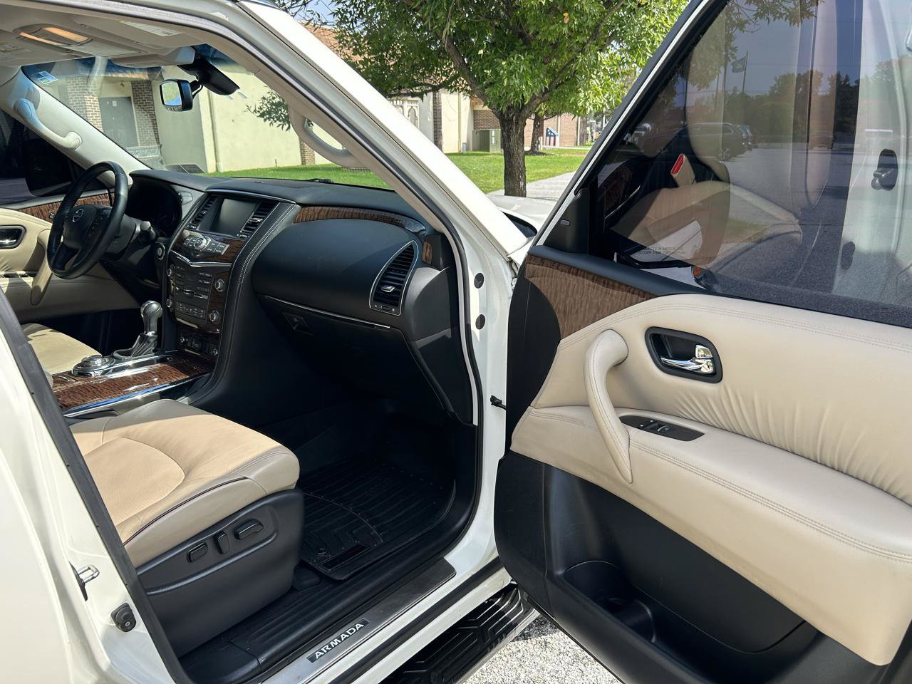 Used 2017 Nissan Armada Platinum w/ Interior Lighting Package AWD/4WD image 16