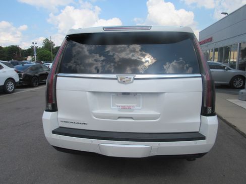 Used 2019 Cadillac Escalade Premium Luxury AWD/4WD image 6
