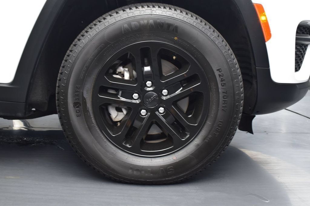 Used 2023 Jeep Grand Cherokee Laredo AWD/4WD image 23